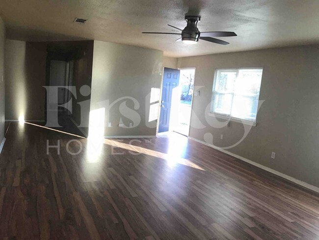 701 E Mission St in Crowley, TX - Foto de edificio - Building Photo