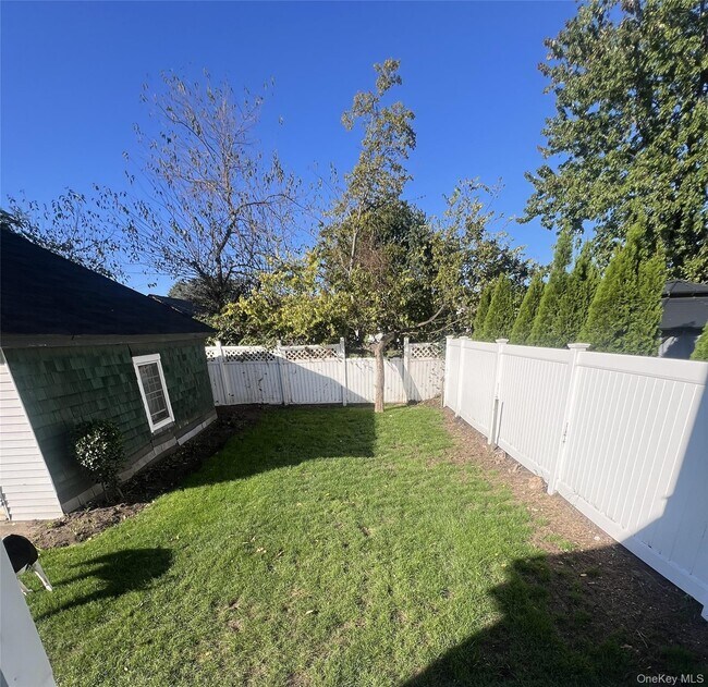 309 Franklin Ave in Hewlett, NY - Building Photo - Building Photo