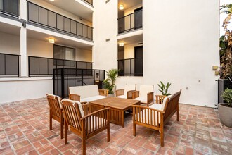 Larrabee Square Apartments in West Hollywood, CA - Building Photo - Building Photo