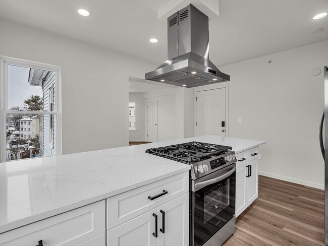 12 Alpine St, Unit 3 in Worcester, MA - Foto de edificio - Building Photo