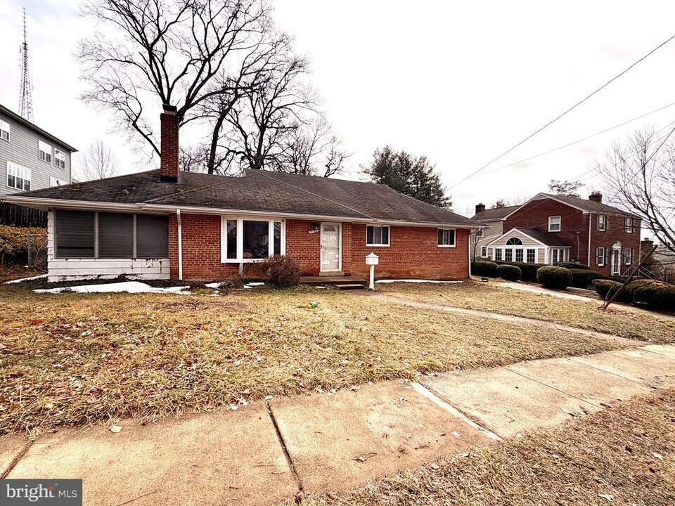 2121 Patrick Henry Dr in Arlington, VA - Building Photo