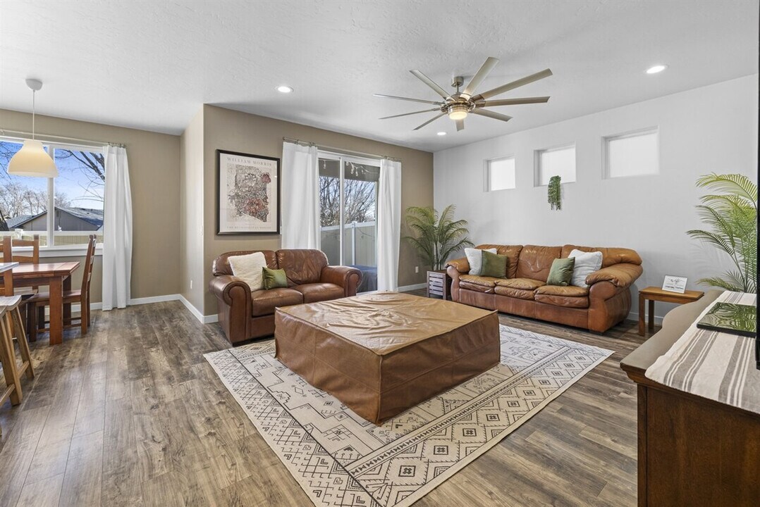 2052 W Bella Ln in Nampa, ID - Building Photo