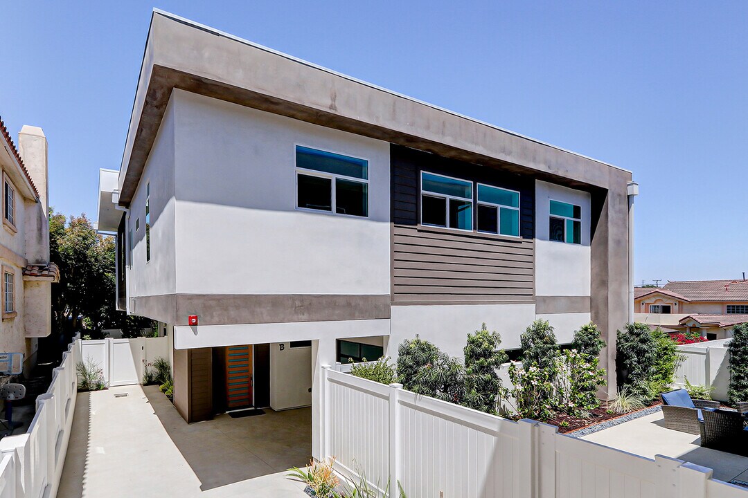 2321 Clark Ln in Redondo Beach, CA - Foto de edificio