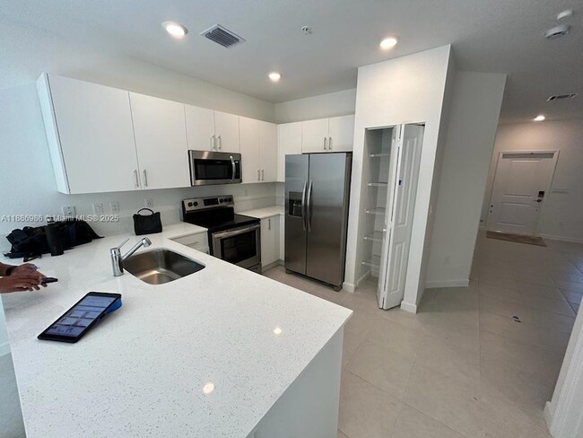 229 SW 159th Way in Pembroke Pines, FL - Foto de edificio - Building Photo