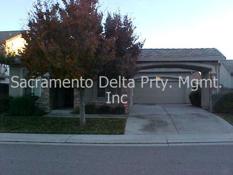 2328 Shorebird Ct in Elk Grove, CA - Building Photo