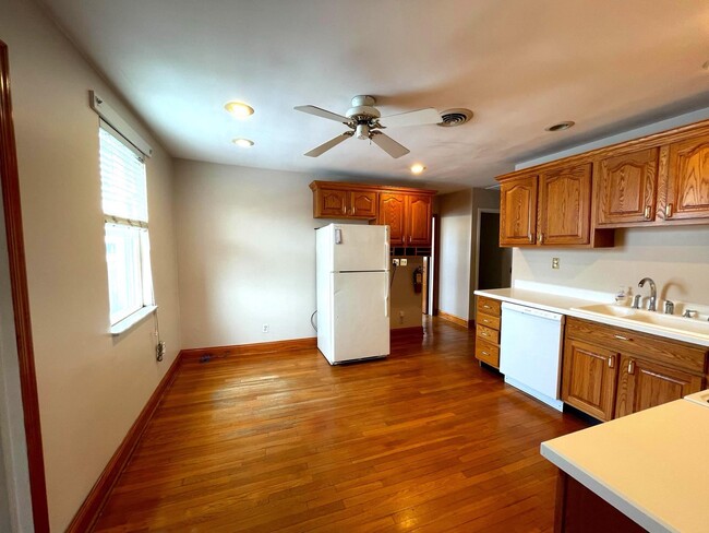 712 Macdade Blvd, Unit 2nd Floor in Folsom, PA - Foto de edificio - Building Photo