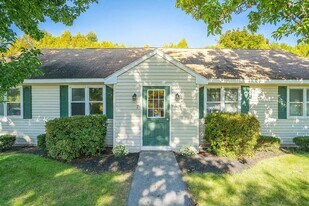 7 Nottingham Dr in Saco, ME - Building Photo