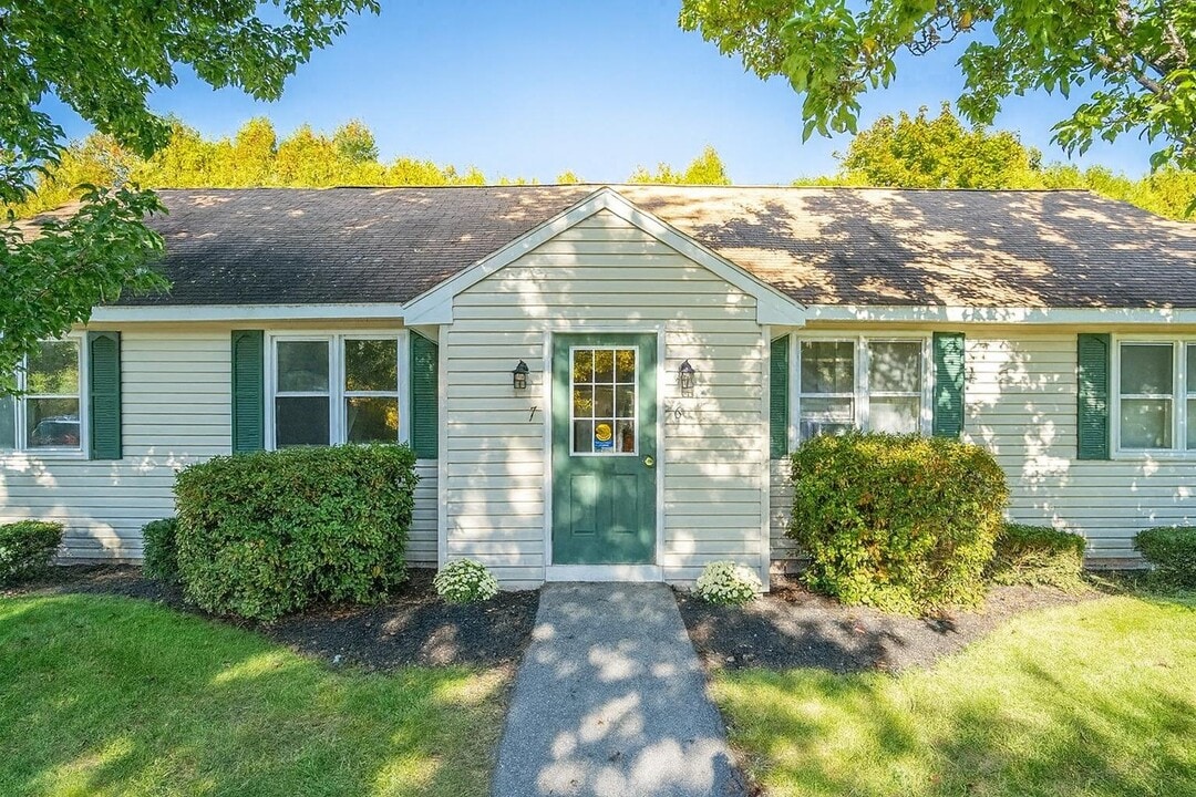 7 Nottingham Dr in Saco, ME - Building Photo