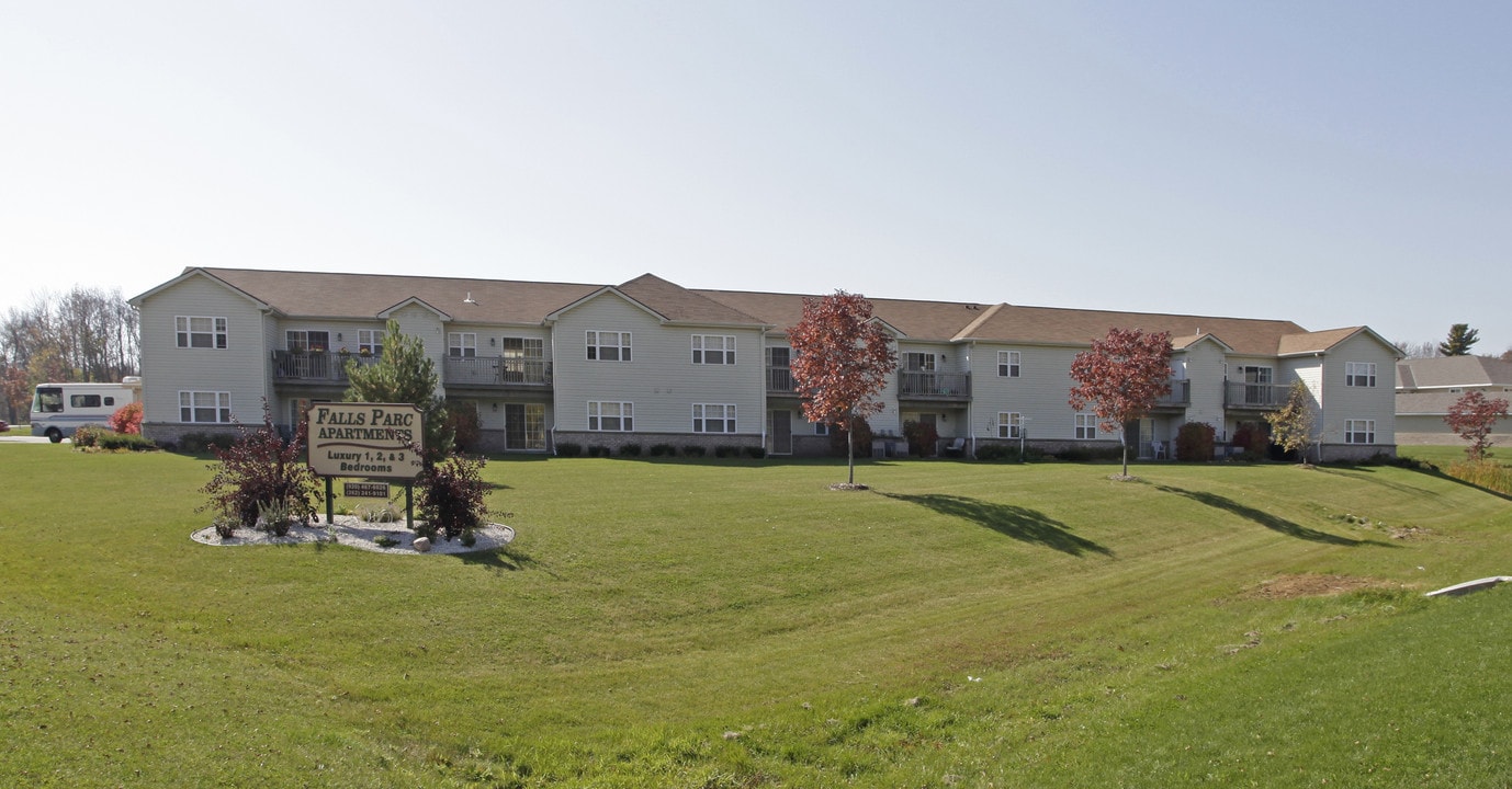 Falls Parc Apartments in Sheboygan Falls, WI - Building Photo