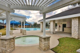 1907 Wooded Acres Dr in Humble, TX - Building Photo - Building Photo