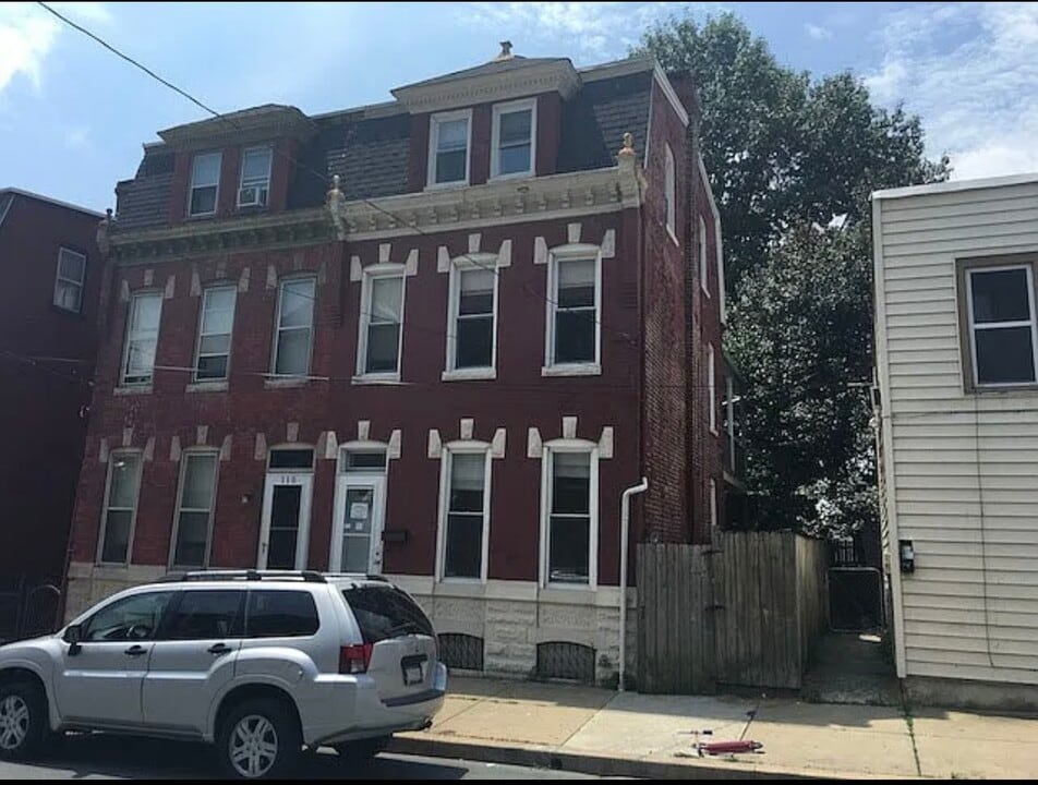 108 S 4th St in Columbia, PA - Building Photo