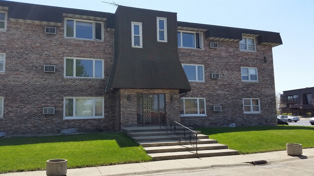 1608 Richmond St in Joliet, IL - Building Photo