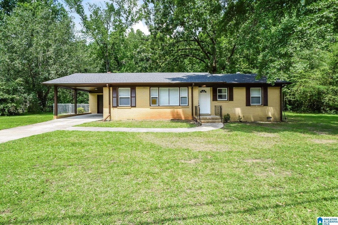 2740 5th St NE in Center Point, AL - Building Photo