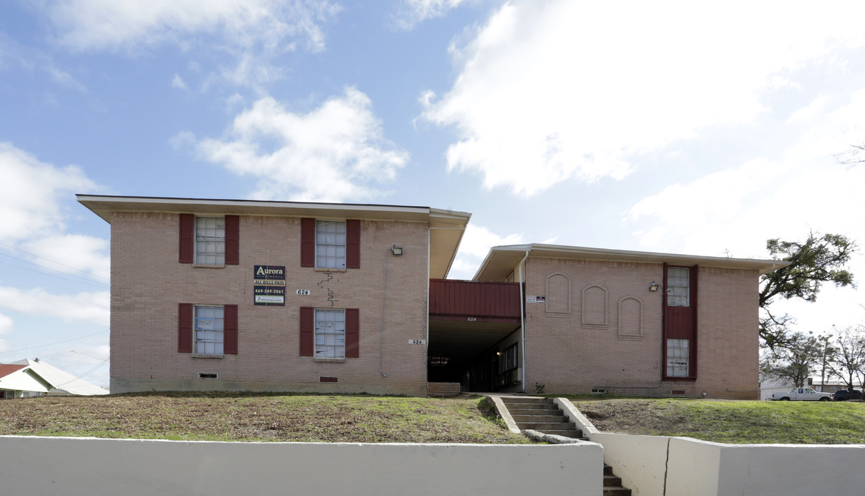 Town Lake Apartments in Dallas, TX - Foto de edificio