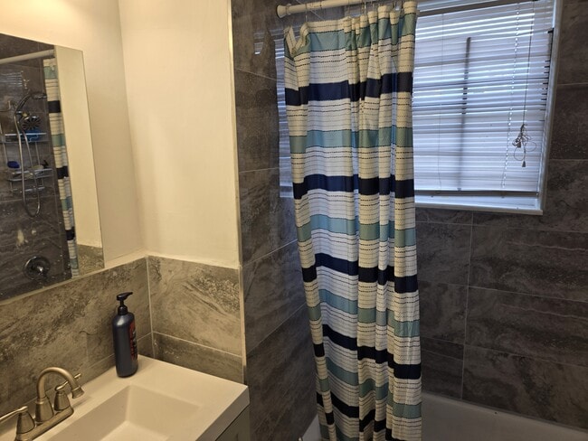 575 Stuyvesant Ave, Unit 1st floor in Irvington, NJ - Building Photo - Building Photo