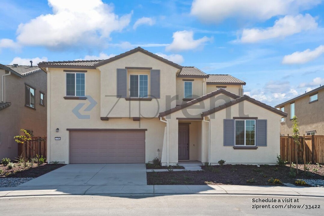 3286 Deer Oak Street in Manteca, CA - Foto de edificio