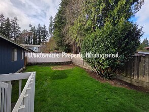 1048 NE Regal Ct in Bremerton, WA - Building Photo - Building Photo