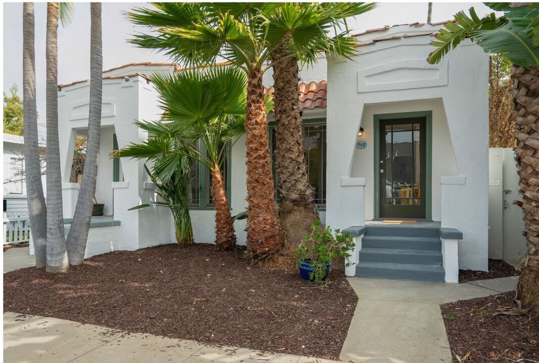 908 Victoria Ct, Unit 908 in Los Angeles, CA - Building Photo
