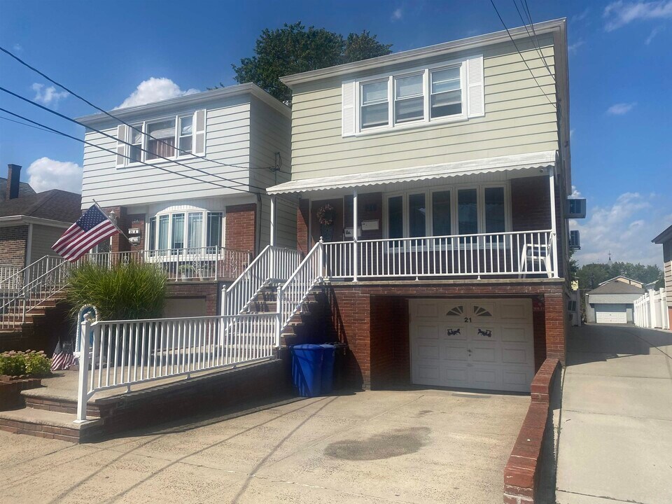21 W 6th St in Bayonne, NJ - Building Photo