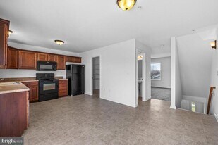 112 Breezewood Dr in Hanover, PA - Building Photo