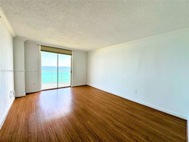 8855 Collins Ave, Unit 8A in Surfside, FL - Foto de edificio - Building Photo