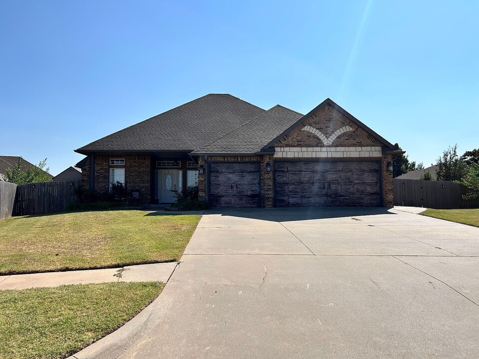 626 W Pine Rose Court Way in Mustang, OK - Foto de edificio