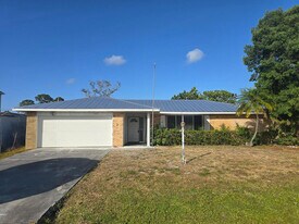 427 SE Galleon Ln in Port St. Lucie, FL - Building Photo