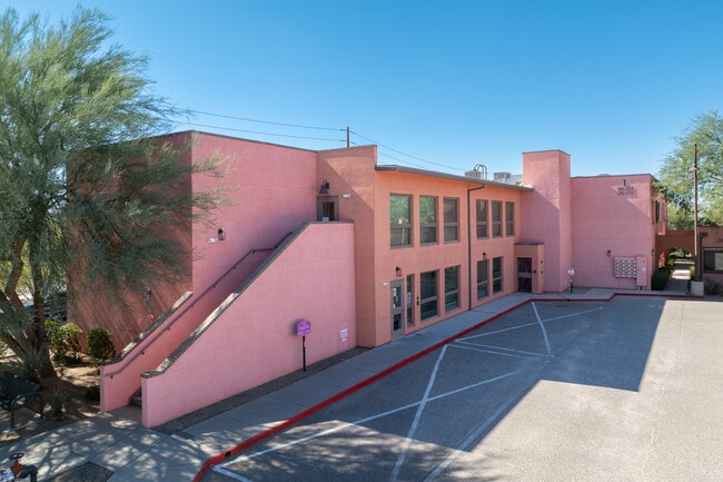 Casitas on East Broadway in Tucson, AZ - Foto de edificio - Building Photo