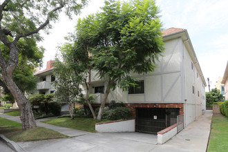 Camden Courtyard Apartments in Los Angeles, CA - Building Photo - Building Photo