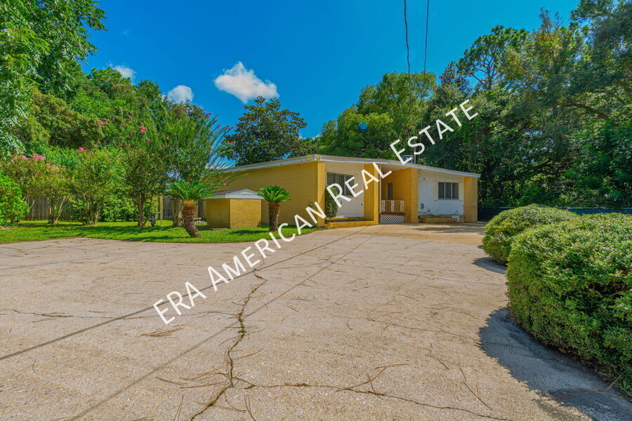 27 Holly Ave in Shalimar, FL - Building Photo