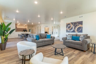 Cedar Grove Apartments in Santa Rosa, CA - Foto de edificio - Building Photo