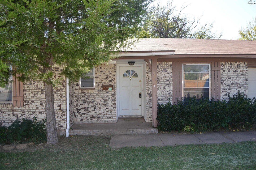 3902 Hooper Dr in Wichita Falls, TX - Building Photo