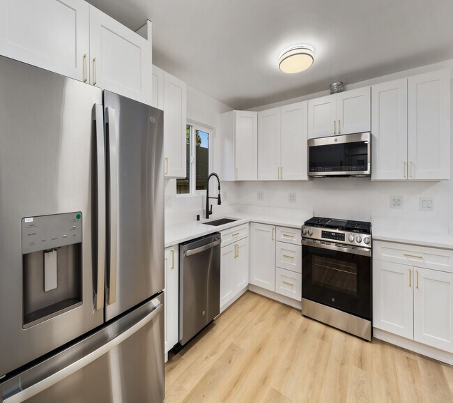 5945 Fauntleroy Way SW, Unit A in Seattle, WA - Building Photo - Building Photo