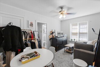 656 W Oakdale Ave in Chicago, IL - Building Photo - Building Photo