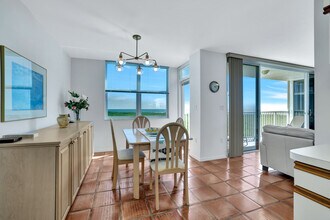 6361 Pelican Bay Blvd, Unit 904 in Naples, FL - Foto de edificio - Building Photo