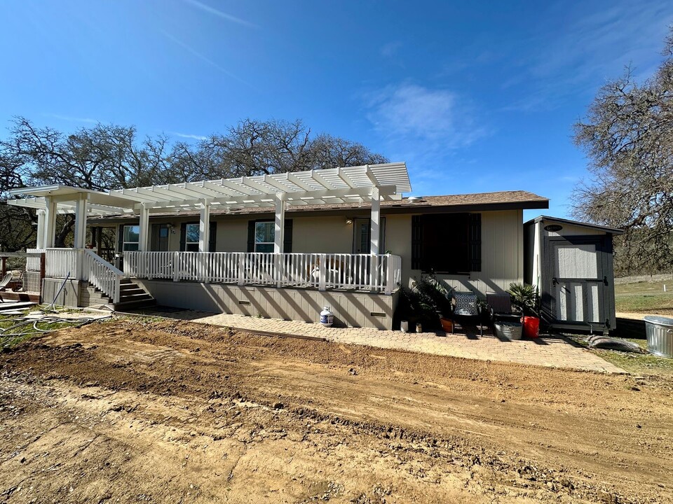 7600 Chimney Rock Rd in Paso Robles, CA - Building Photo