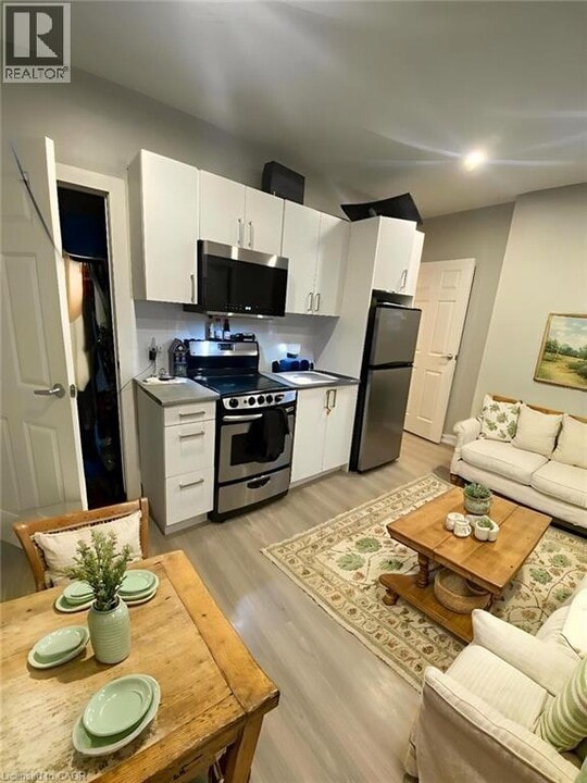 72 Victoria Ave S in Hamilton, ON - Building Photo