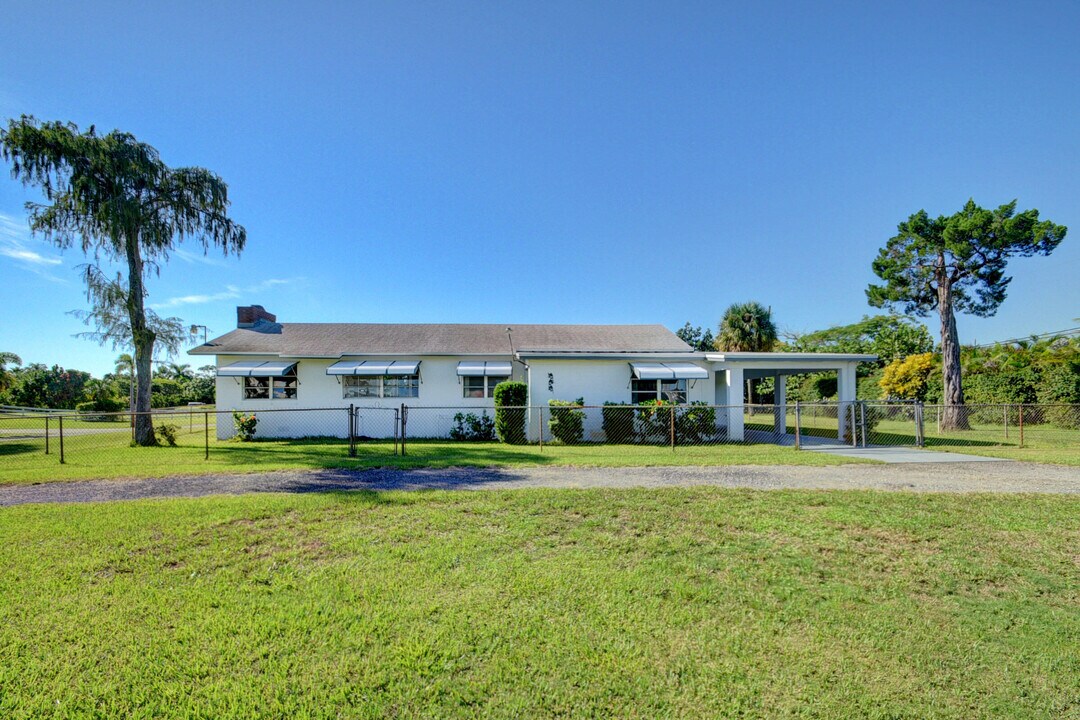 6698 Belvedere Rd in West Palm Beach, FL - Foto de edificio