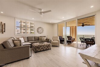 980 Cape Marco Dr in Marco Island, FL - Foto de edificio - Building Photo