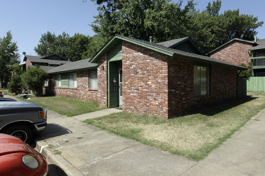 Village East in Muskogee, OK - Foto de edificio