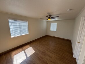 153 E 10th St in Pomona, CA - Foto de edificio - Building Photo