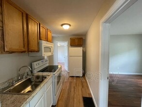 1551 N Hanley Rd in University City, MO - Building Photo - Building Photo