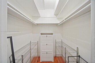 95 Edgewater Dr, Unit 202 in Coral Gables, FL - Foto de edificio - Building Photo