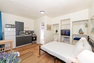 709 NE 2nd Ct in Hallandale Beach, FL - Foto de edificio - Building Photo