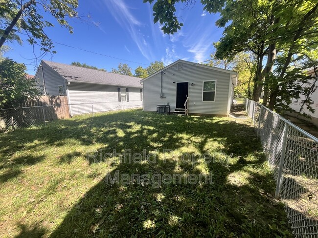 2862 N Chester Ave in Indianapolis, IN - Foto de edificio - Building Photo