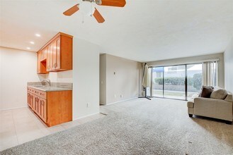 8338 Regents Rd, Unit 1Q in San Diego, CA - Foto de edificio - Building Photo
