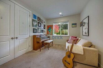 10598 Eastridge Dr NE in Redmond, WA - Building Photo - Building Photo