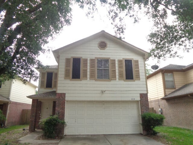 property at 810 Oak W Dr