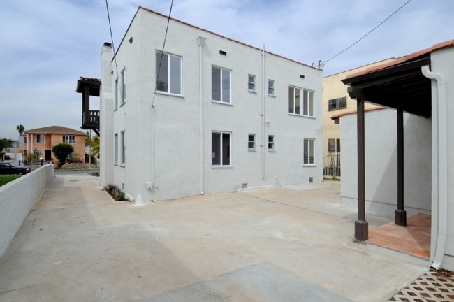 1364 S Cloverdale Ave in Los Angeles, CA - Building Photo - Building Photo