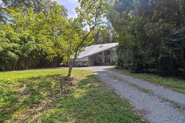 1005 Waverly Rd in Tallahassee, FL - Foto de edificio - Building Photo